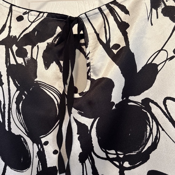 Marks & Spencer AUTOGRAPH Black and White Abstract Blouse. Size 4. EUC - Picture 3 of 7